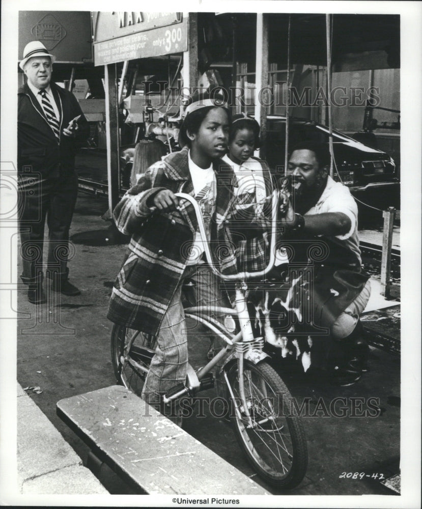 1976 Press Photo Lonnies Daughter Son Report Card Car