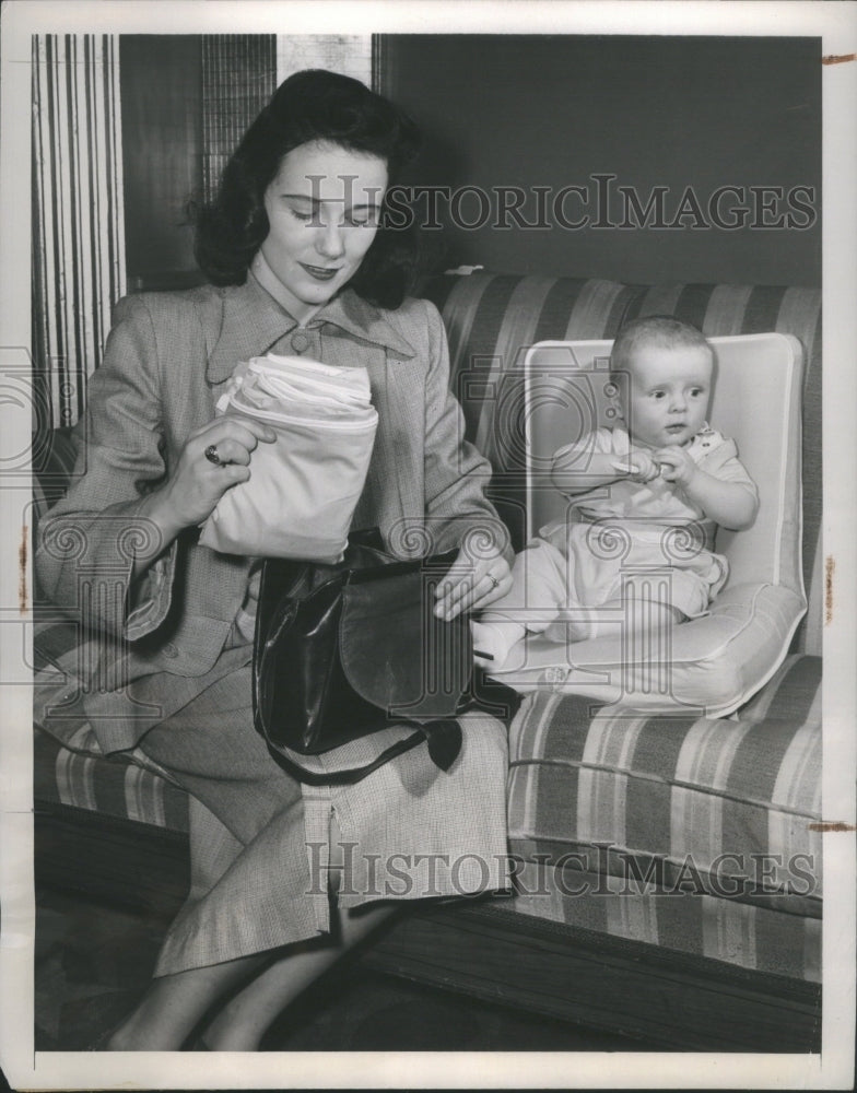 1948 Press Photo Eileen Boyland Infant Mattress Demo