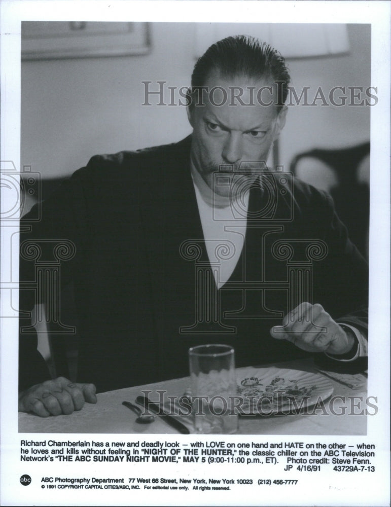 1991 Press Photo Richard Chamberian New Look Night Hand