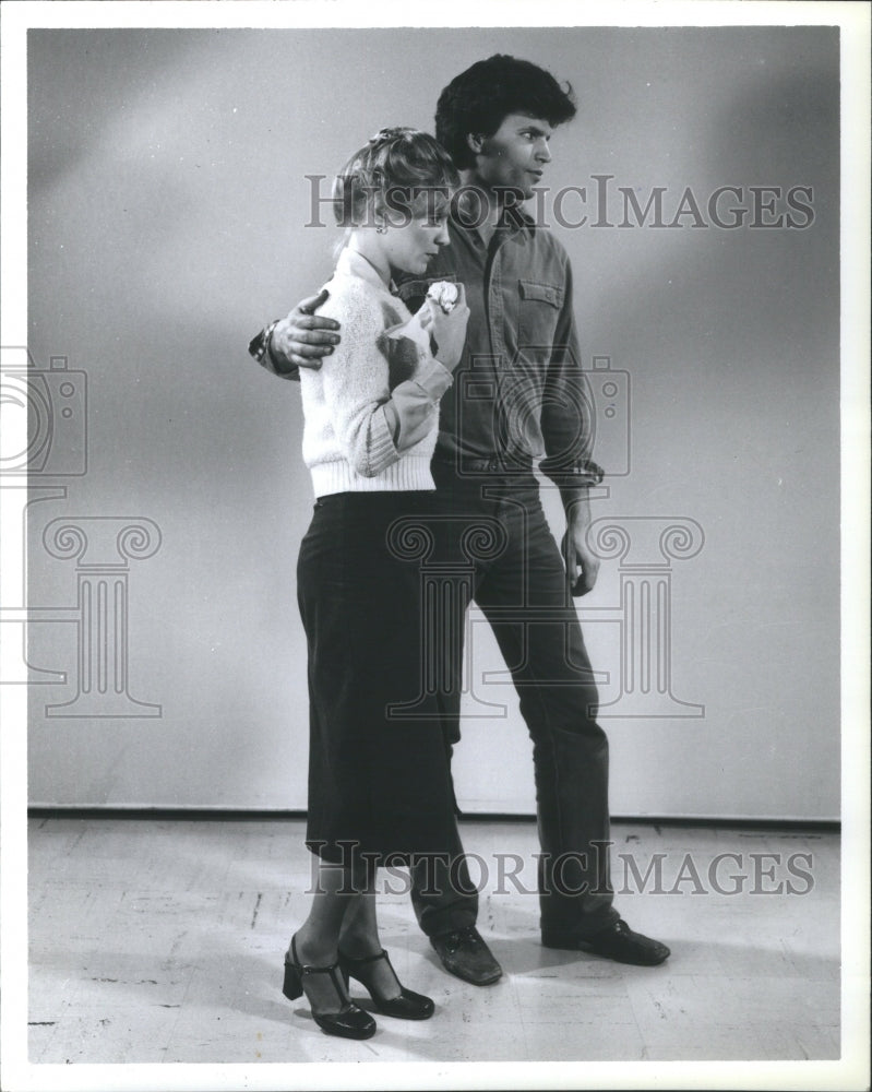 1980 Press Photo Sexy Couple Out for A Walk