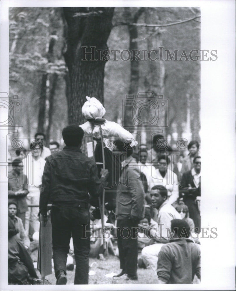 1969 Press Photo Highland Park Students Burn Effigy - Historic Images