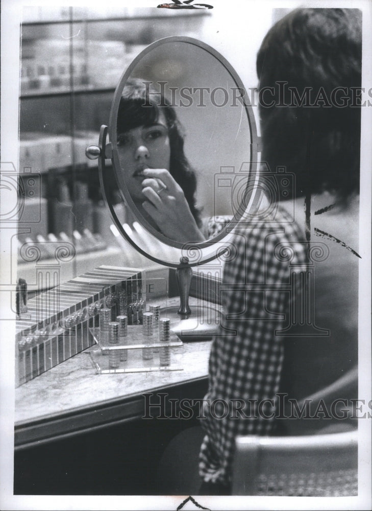 1972 Press Photo Chris Pannoz~o Cosmetics Mirror Office