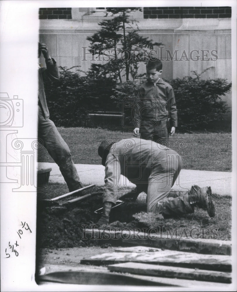 1963 Press Photo Jefferson St Detroit Sidewalk Repair