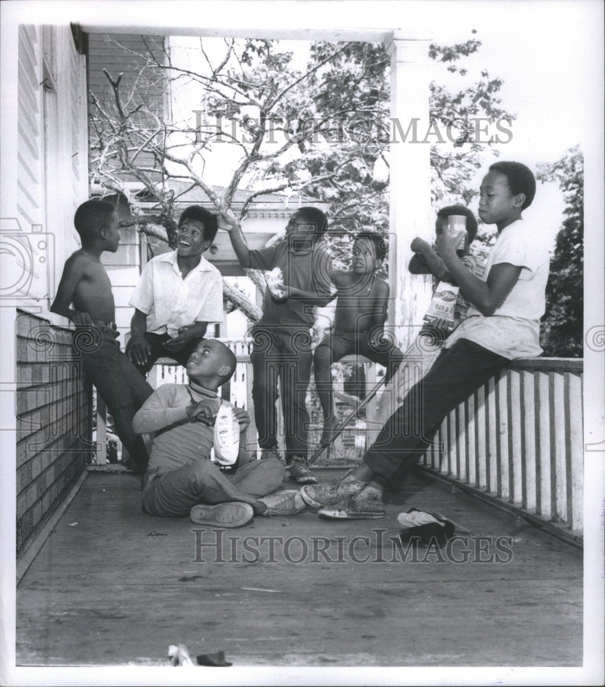 1970 Press Photo Children Group Short Boys Pool Talks