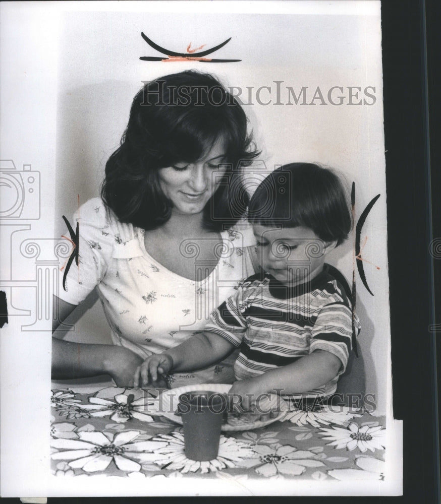 1975 Press Photo Child Mother Baby Food Dearborn