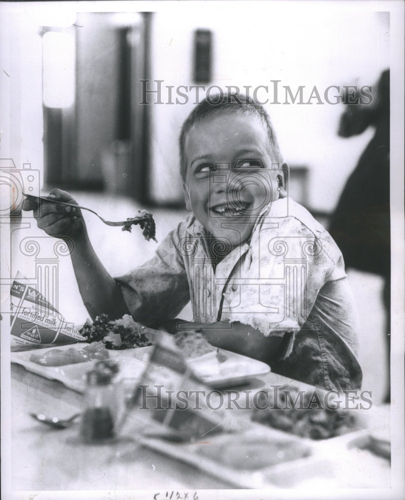 1965 Press Photo School Lunch Hand School