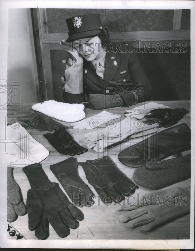 1944 Press Photo Lt. Elfrieda US Army Gloves