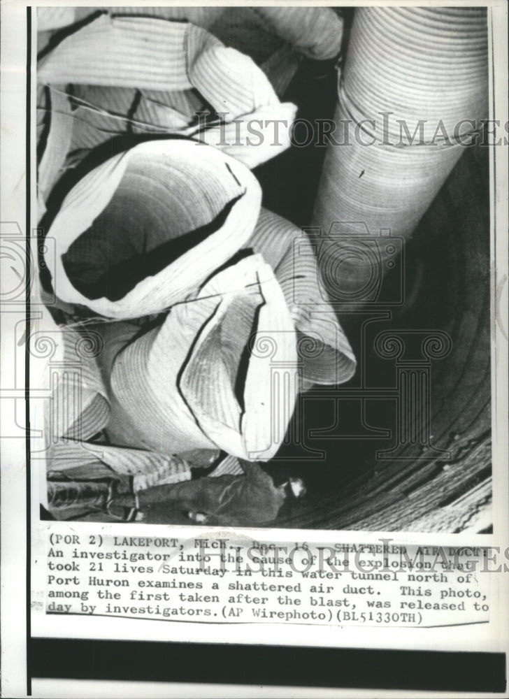 1971 Press Photo Shattered Air Duct Explosion Tunnel