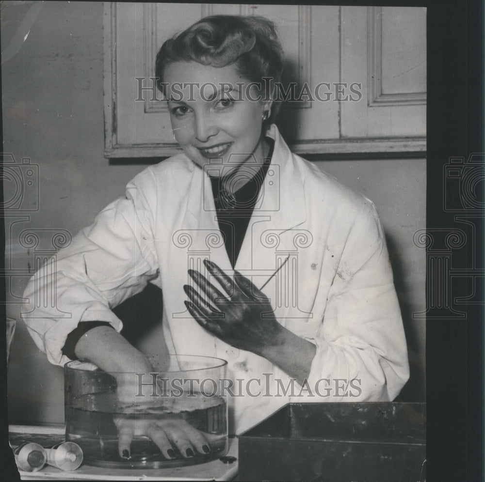 1957 Press Photo Invisible Housegloves