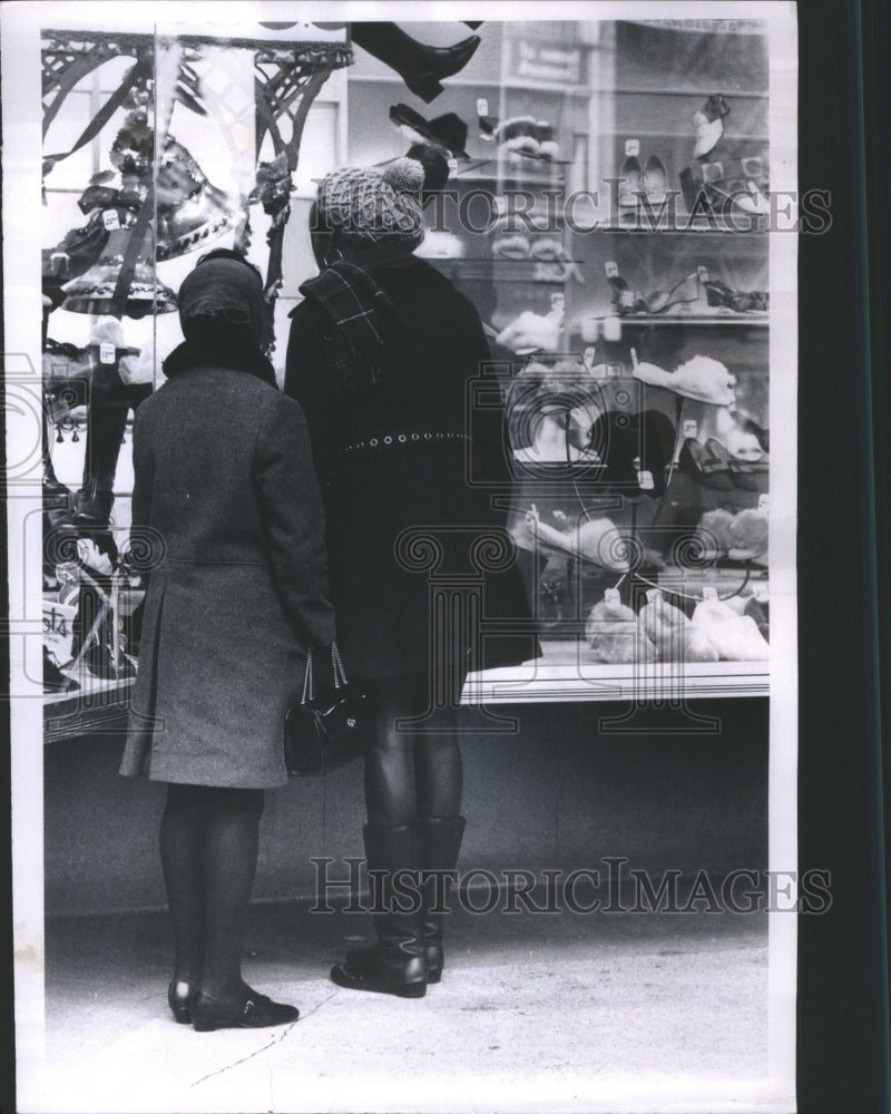 1969 Press Photo Downtown Window Shopping Women