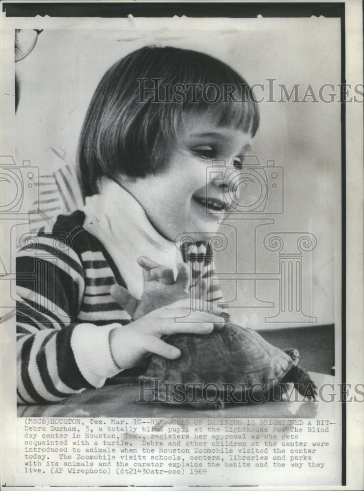 1969 Press Photo Blind girl playing with a turtle