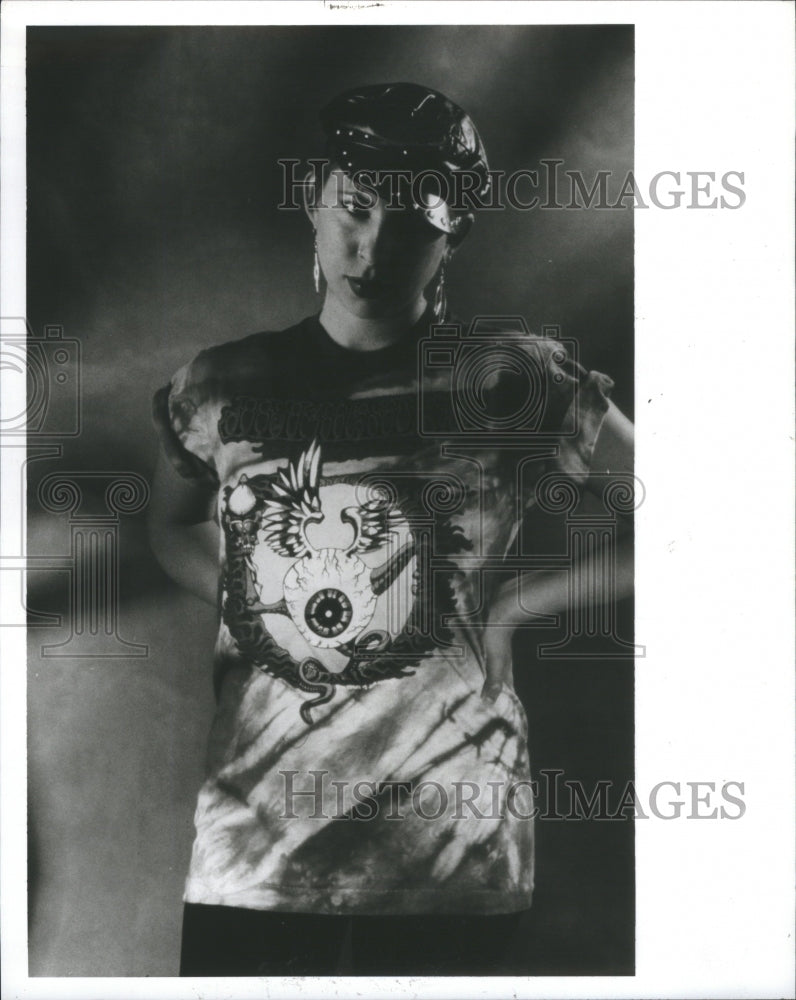 1991 Press Photo Clothing Covering Human Characteristi