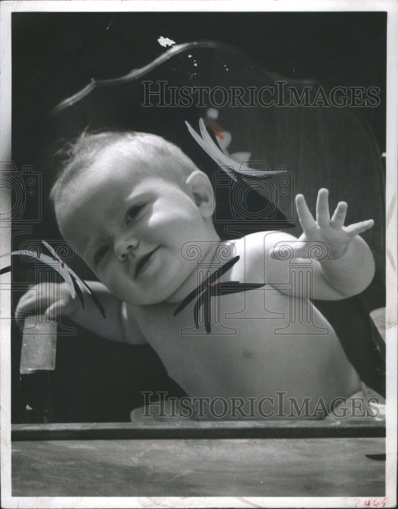 1970 Press Photo Baby Smile Activity Nature Expression