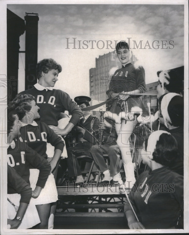 1958 Press Photo DDD Queen Cuts Ribbon Shopping