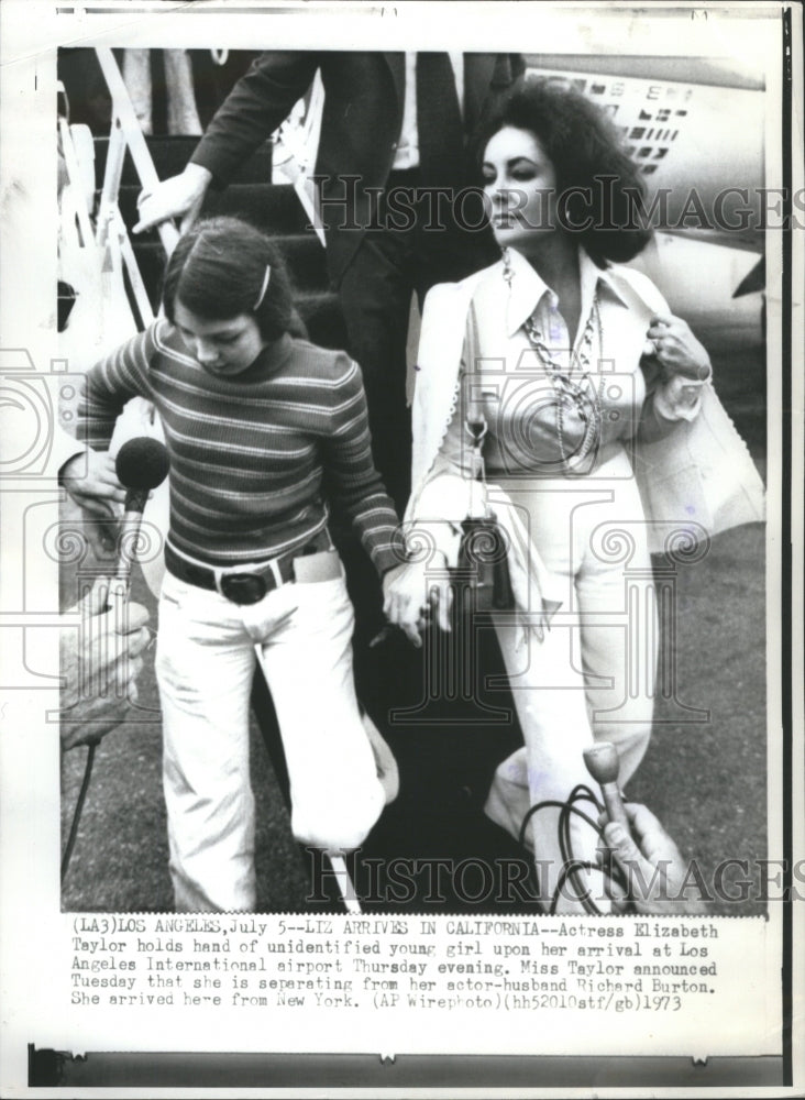 1973 Press Photo Actress Elizabeth Taylor Hold Hand