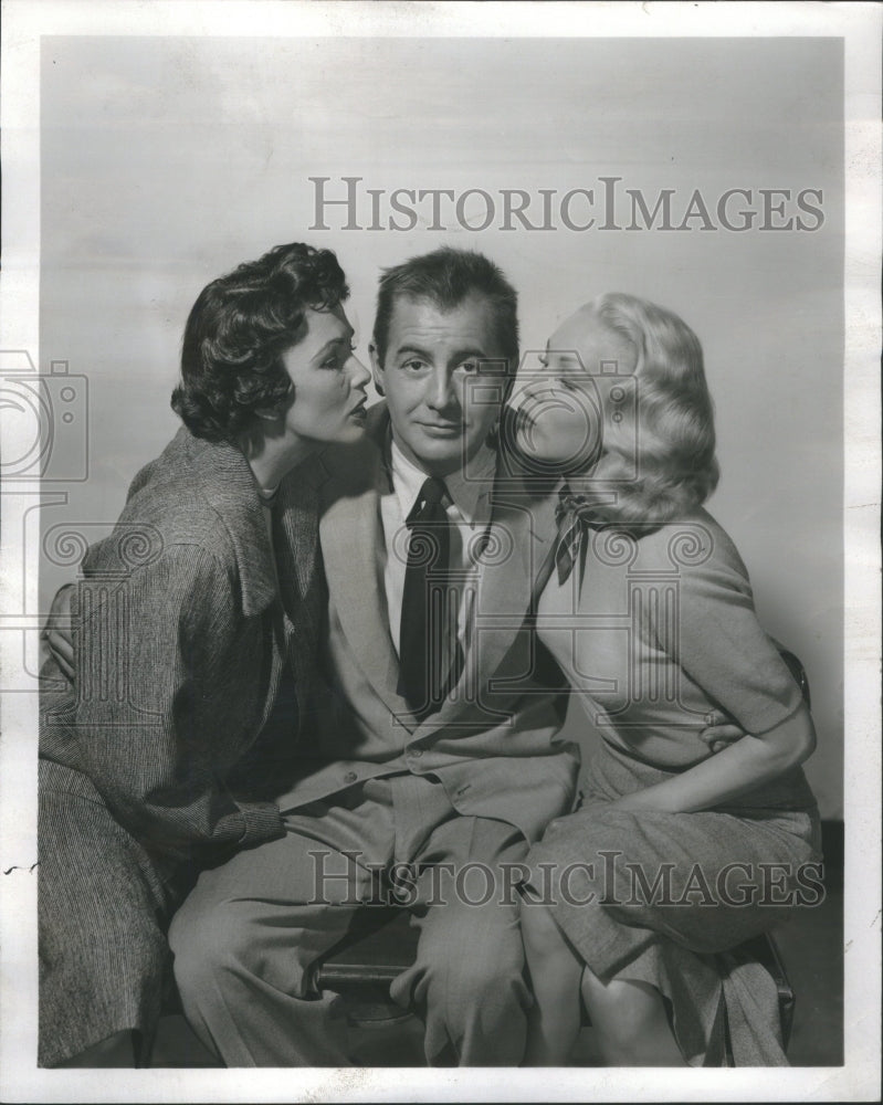 1955 Press Photo Actor Don Taylor Two Ladies Kiss Cheek