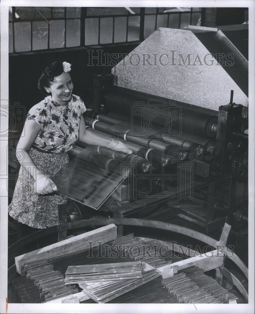 1946 Press Photo Glass Making Machine Eleanor Nelson