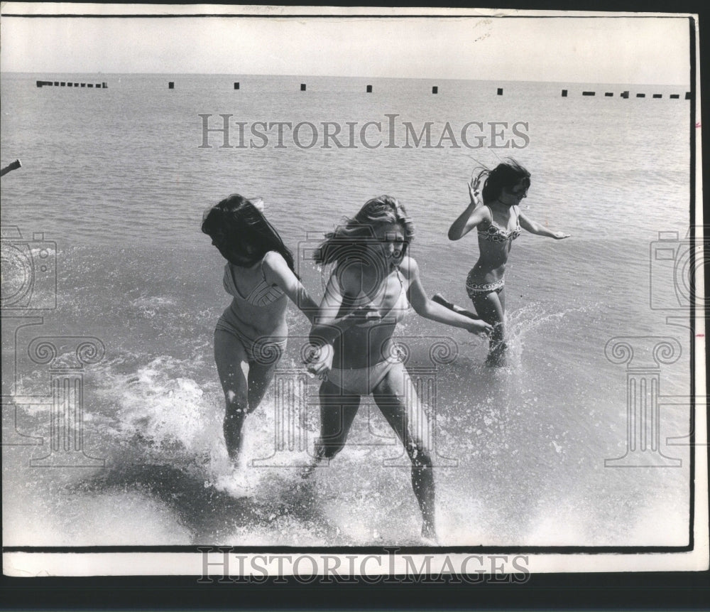 1972 Press Photo Chicago Beach Marian Gillespie Louise