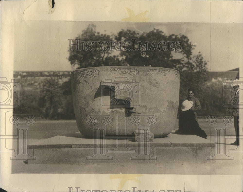 Press Photo Miss Betty Wall bridge New York World Tour