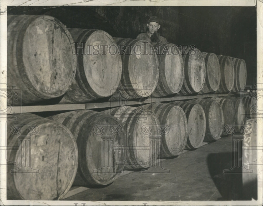 1938 Press Photo Wine Mellows Casks Barrels Testing
