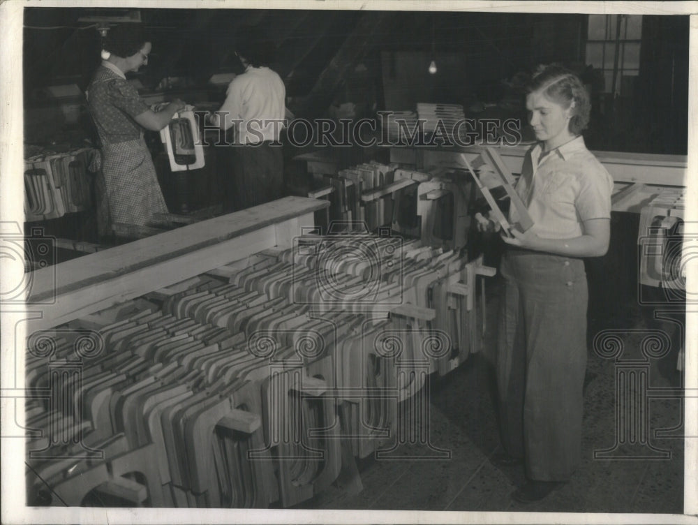 1943 Press Photo Wood Turning Mill Worker Handbag Tops