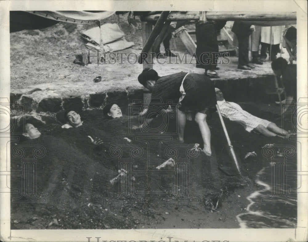 1937 Press Photo Japanese Hot Springs Sand