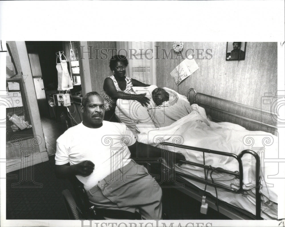 1991 Press Photo Helping Hands Houseguests