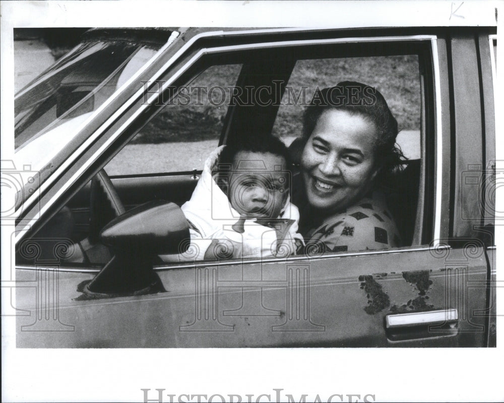 1991 Press Photo Renee Peeples Helping Hands