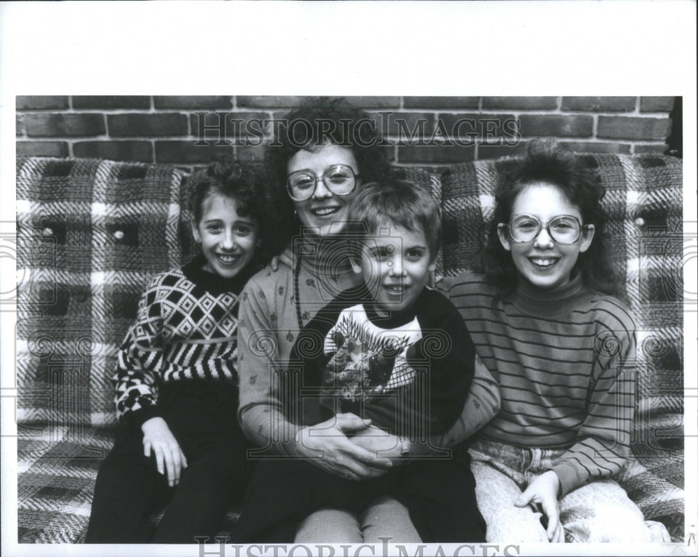 1991 Press Photo children looking for Helping Hands