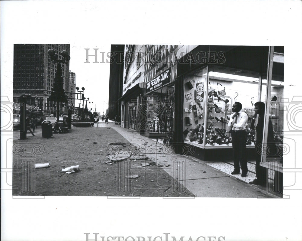 1982 Press Photo Mary Janes Accessories Wall Accident