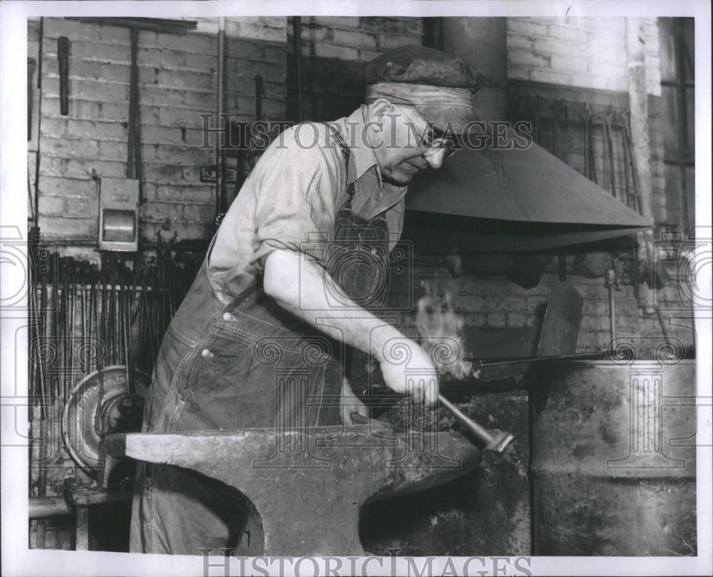 1957 Press Photo Aubry stepped down from her Cabinet