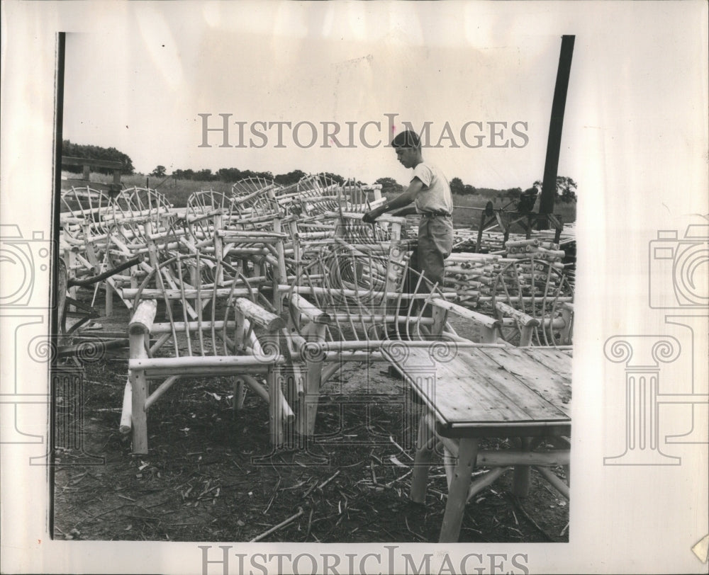 Press Photo Chairs transfering Town Truck Firniture Sta