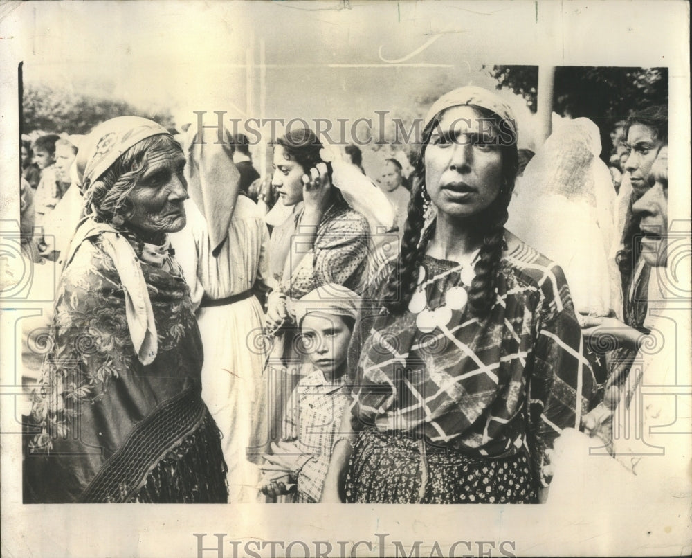 1978 Press Photo Old and Young Came by Thousand