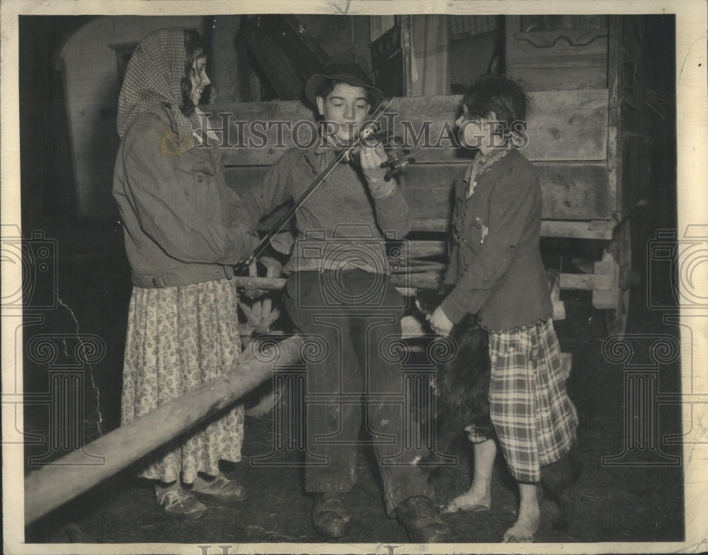 1943 picture Shows Two Women And a Man Talk - Historic Images