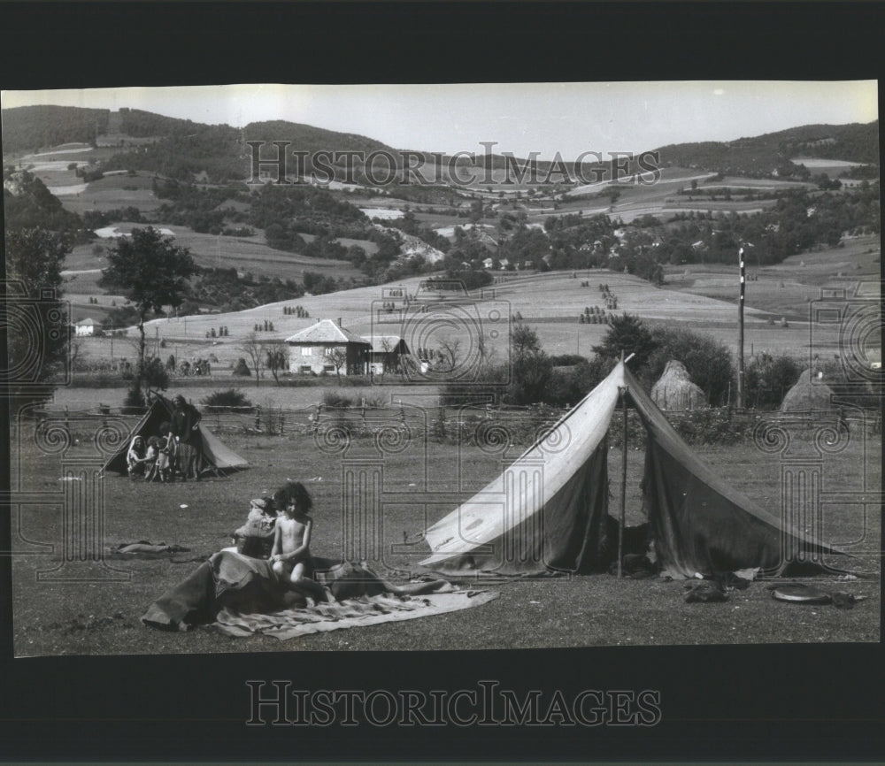 1985 Press Photo Gypsy Campsite Bosnia Yugoslavia