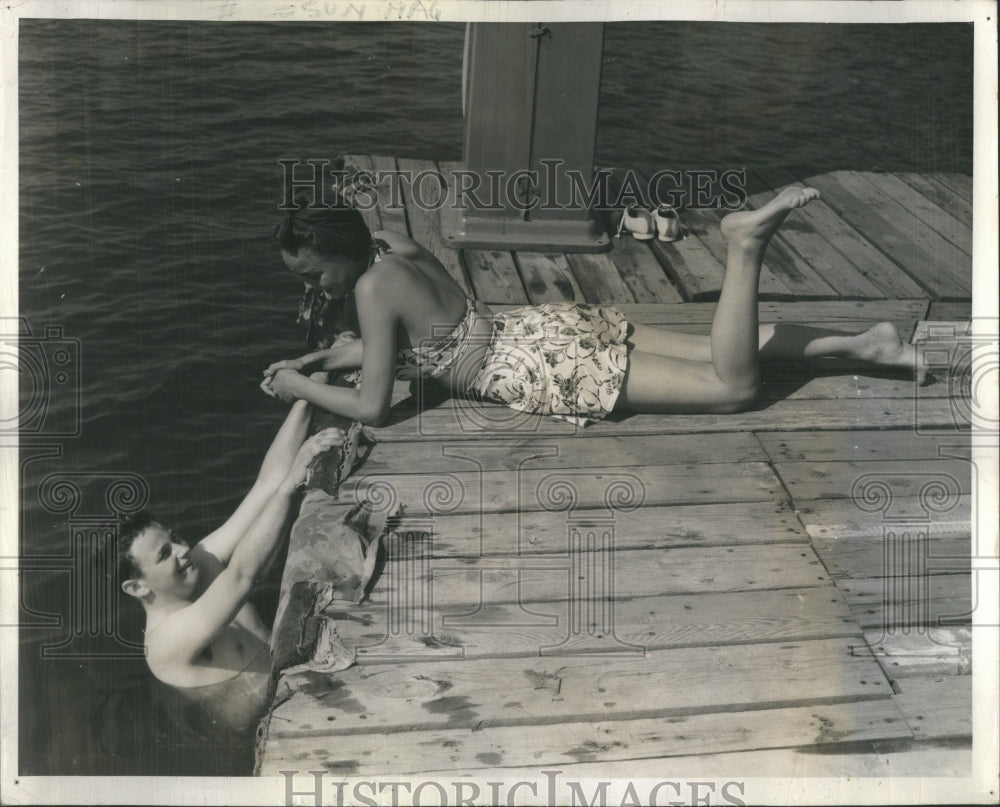 1939 Press Photo Work Couple Relaxing Time