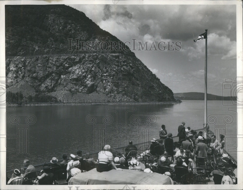 1941 Press Photo Vacation Scene Hudson River