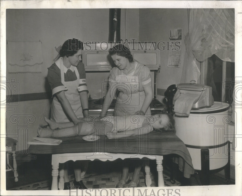 1943 Press Photo Nurse Tomas Shows Mother Kenny Method