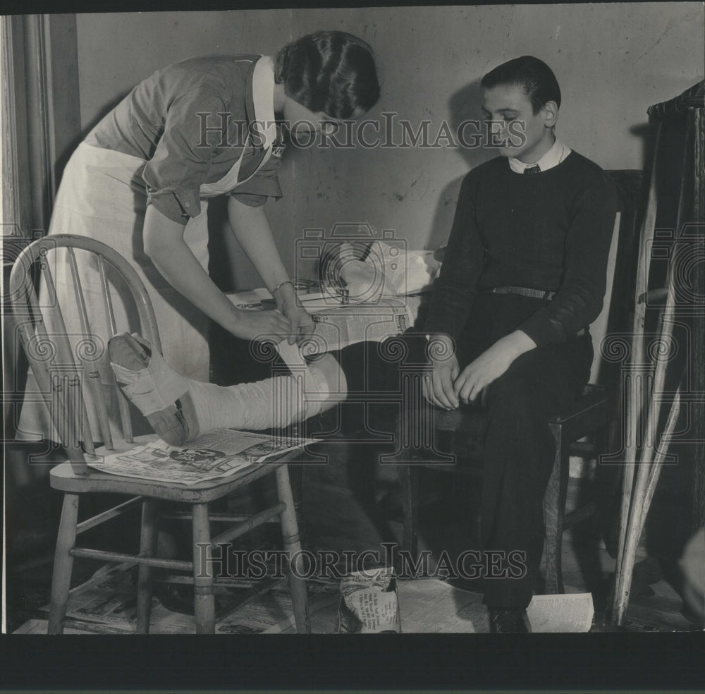 1937 Press Photo surgical dressing Work Nurse Henry