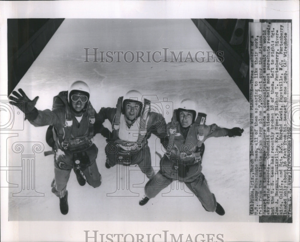 1962 Press Photo Us Army of Parachute Team Work Sky