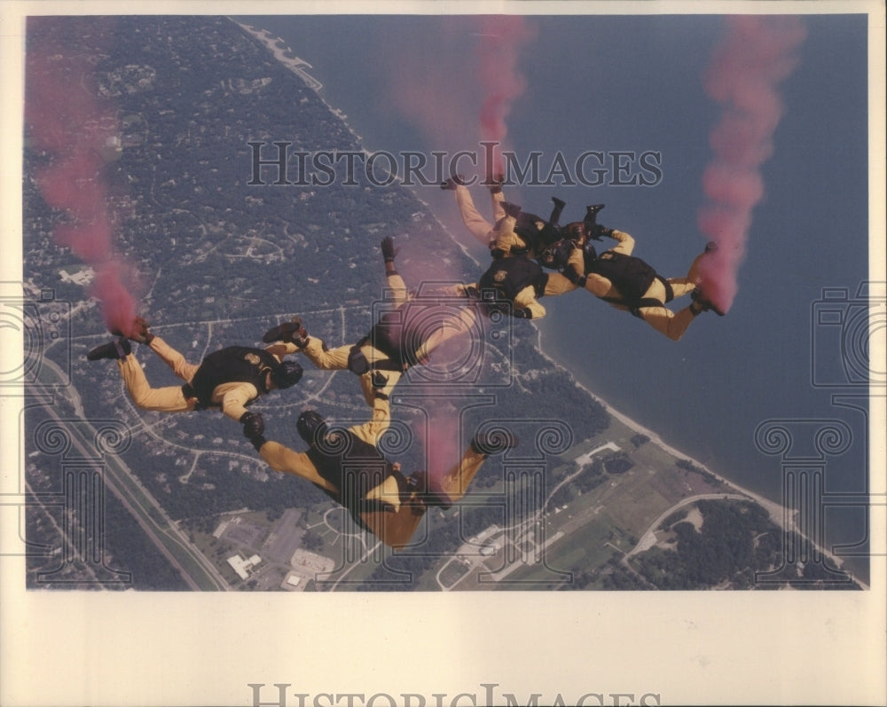 Press Photo U.S. Army Parachute Troops Sky Diving Team