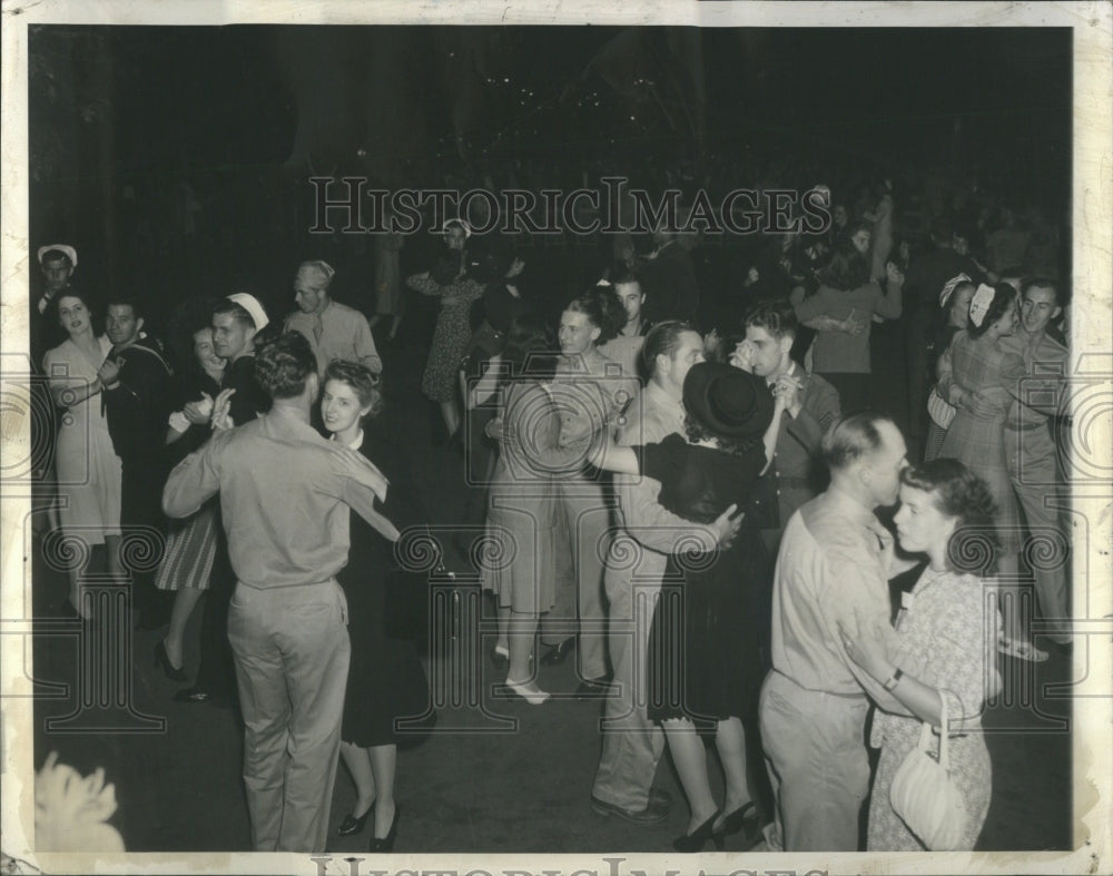 1941 Press Photo Block parties for service men New York