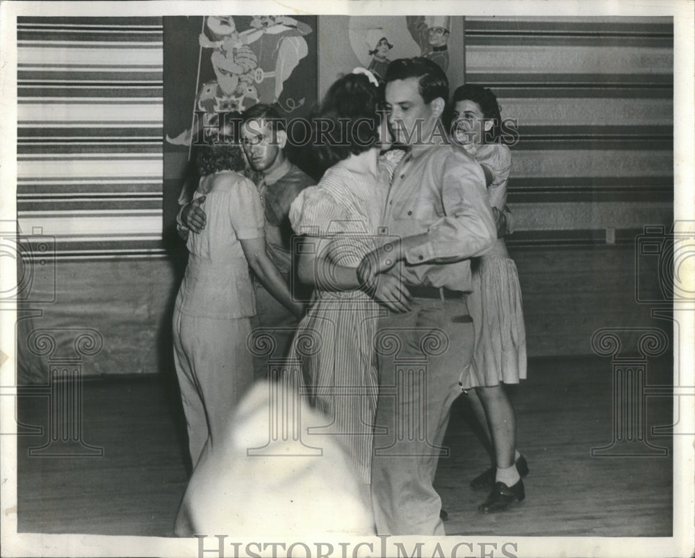 1941 Press Photo Sliders Dance Mineral Wellssmith Story