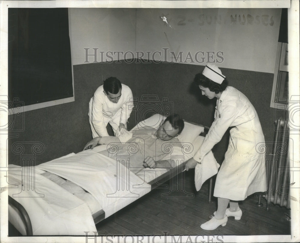 1942 Press Photo Tricks Extreme Pain Training Schoos