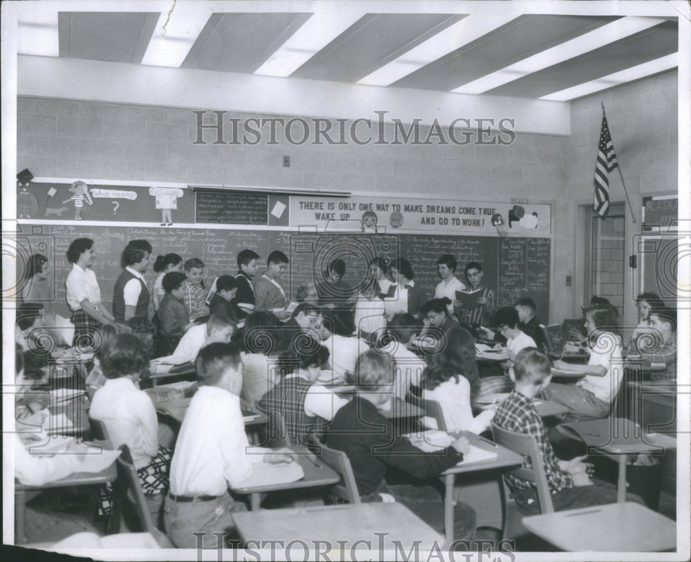 1959 Press Photo Mrs Marjorie Osborne surrounded Burges