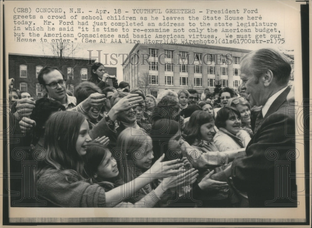 1975 Press Photo President Ford School Children House