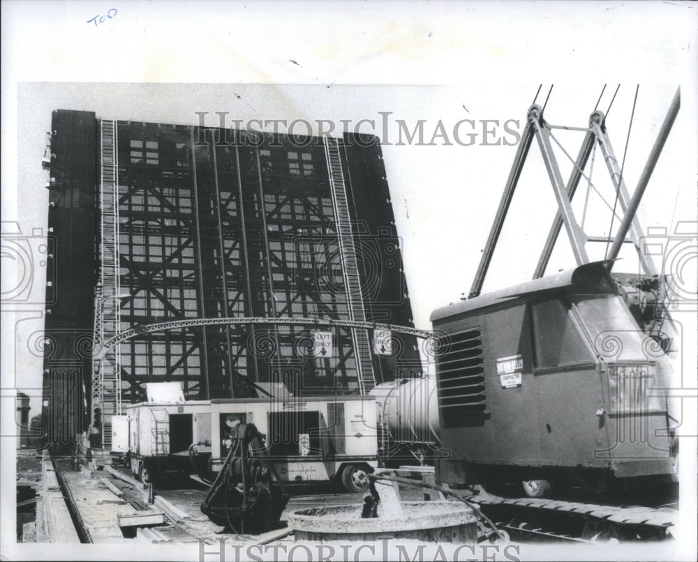 1979 Press Photo Bridge Construction River Water Work