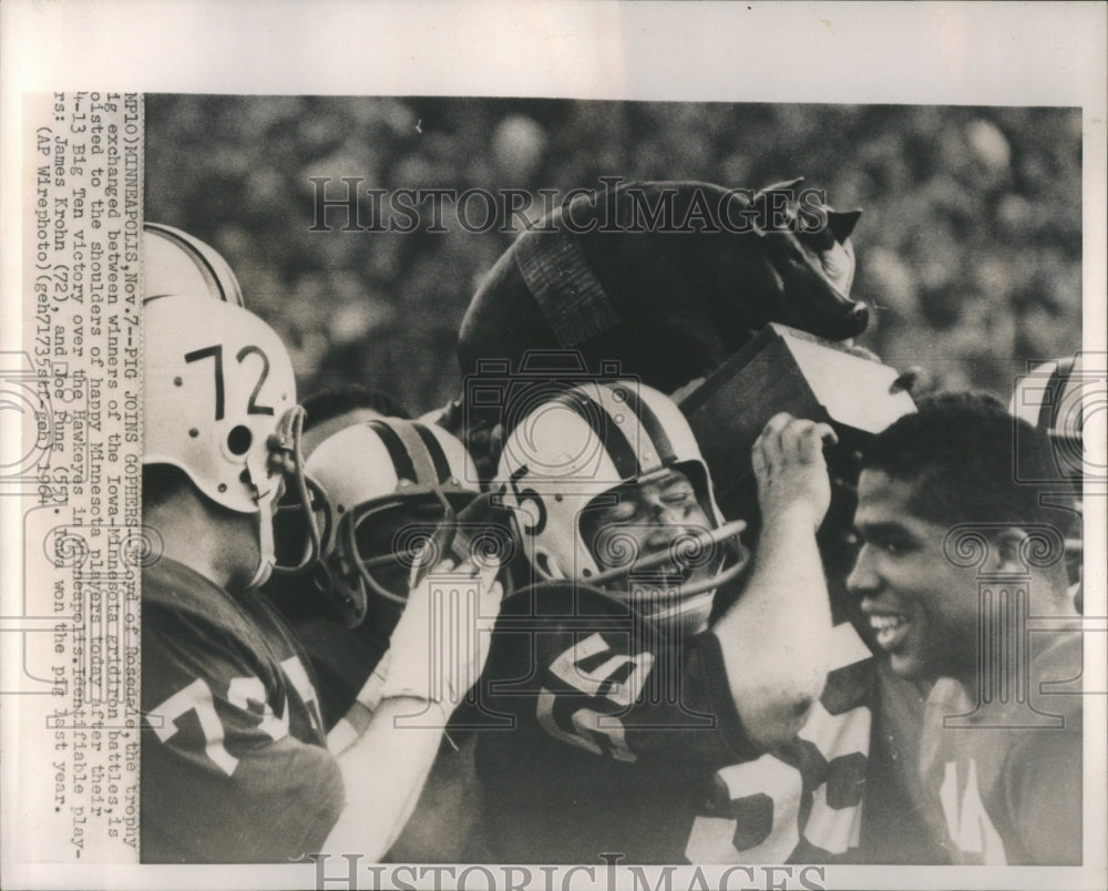 1964 Press Photo Floyd Rose Dateale Trophy Exchanged