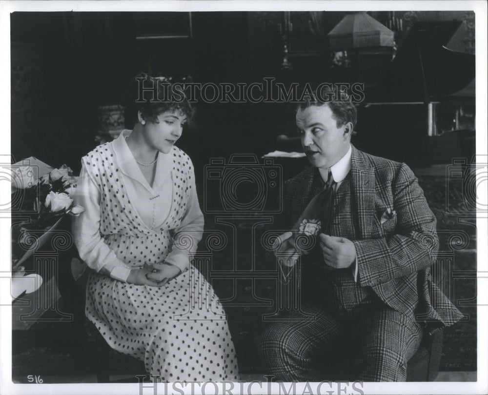 Press Photo Tie Man Lady Symbol Showing Surprise