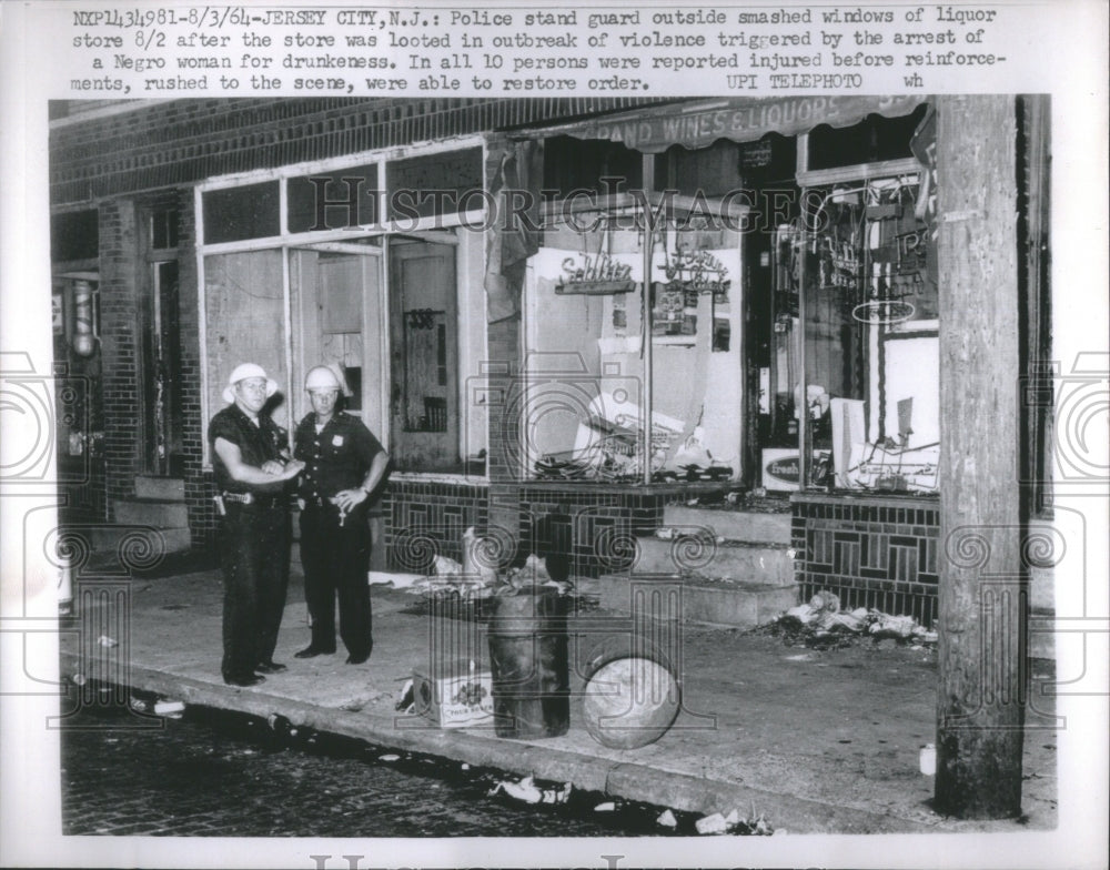 1964 Press Photo Liquor store